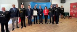 Zdjęcie przedstawia przedstawicieli OSP Luboniek oraz zaproszonych gości podczas uroczystości włączenia jednostki OSP Luboniek do krajowego systemu ratowniczo-gaśniczego