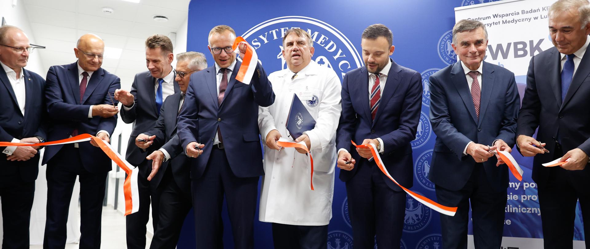 Otwarcie Centrum Wsparcia Badań Klinicznych Uniwersytetu Medycznego w Lublinie - przecięcie wstęgi.