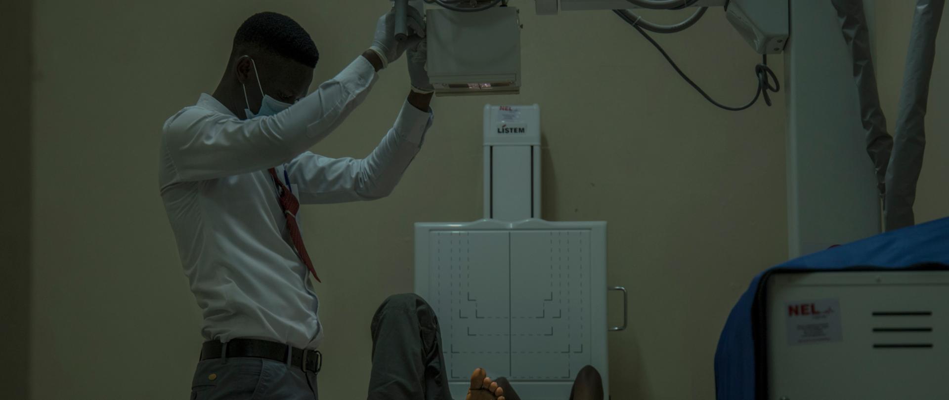 praca w szpitalu Wanda Matugga Health Center fot. Fundacja Innovaid