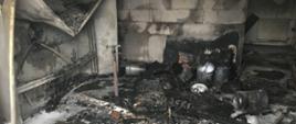 pomieszczenie lakierni po ugaszeniu pożaru.