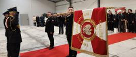 Na zdjęciu uroczyste zdanie i przyjęcie obowiązków Komendanta Powiatowego Państwowej Straży Pożarnej w Rypinie - nowo mianowany Komendant Powiatowy bryg. Piotr Wypych prezentuje sztandar