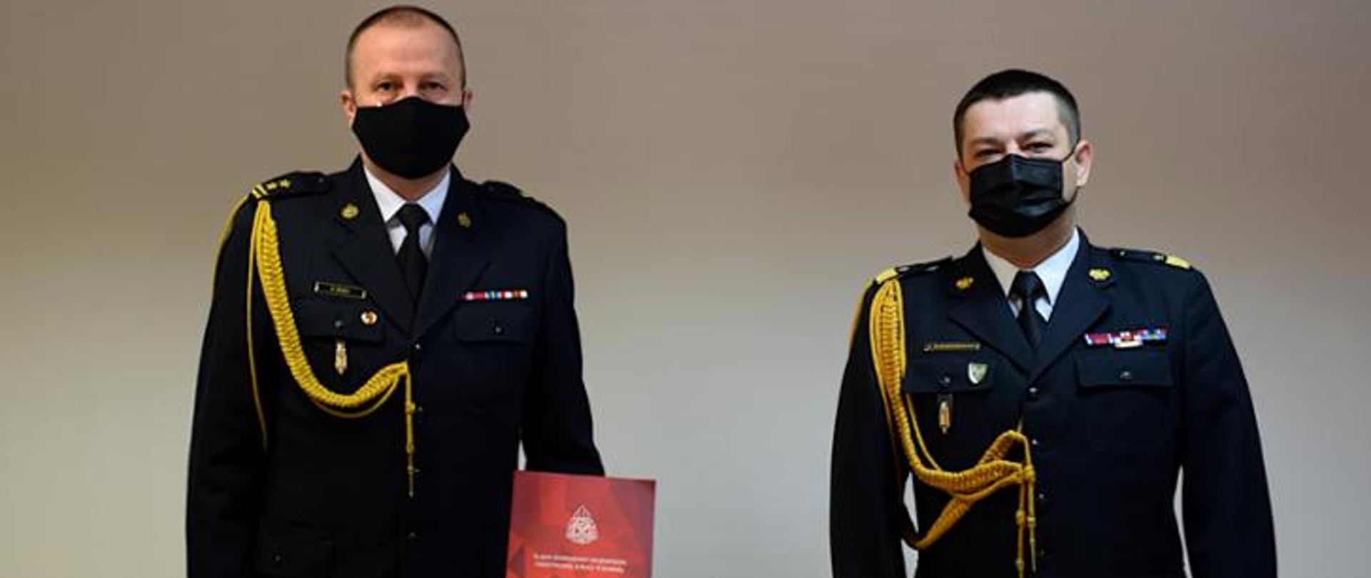 Zdjęcie przedstawia bryg. Pawła Żabę z aktem powołania na stanowisko Komendanta Miejskiego PSP w Jaworznie wraz ze Śląskim Komendantem Wojewódzkim PSP nadbryg. Jackiem Kleszczewskim.