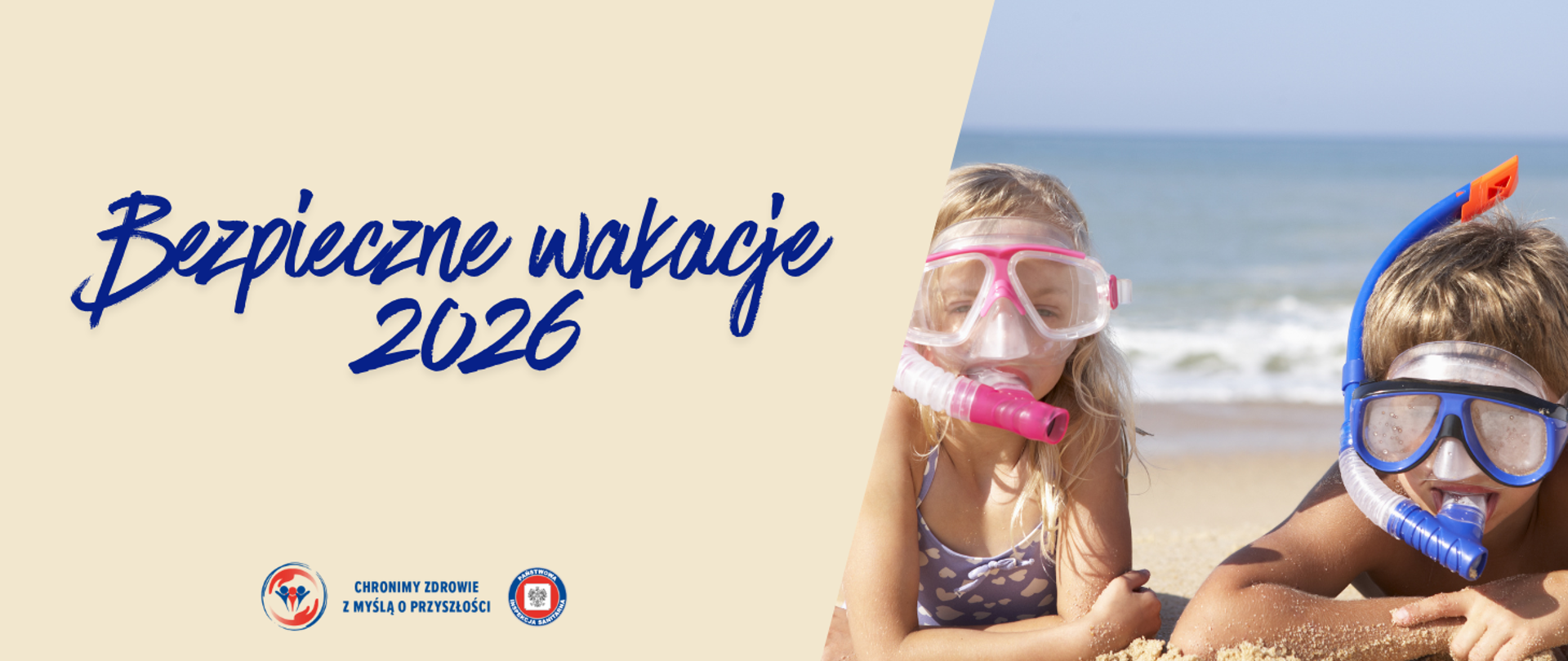Na zdjęciu po prawej dwójka dzieci na plaży w goglach i rurką do nurkowania. Po lewej napis Bezpieczne wakacje 2026 na żółtym tle.