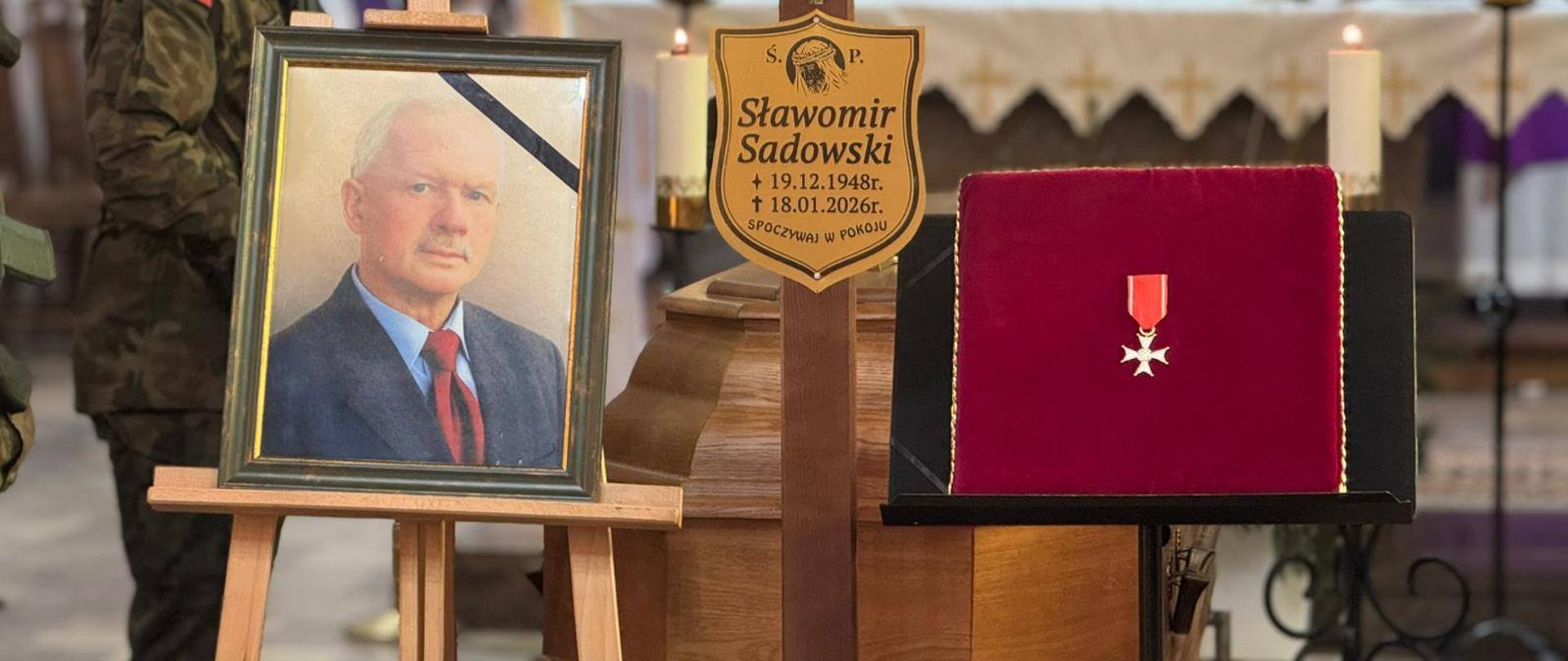 Tabliczka z napisem Sławomir Sadowski 19.12.1948-18.01.2026, odznaczenie, portret Zmarłego z żałobną wstęgą