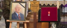 Tabliczka z napisem Sławomir Sadowski 19.12.1948-18.01.2026, odznaczenie, portret Zmarłego z żałobną wstęgą