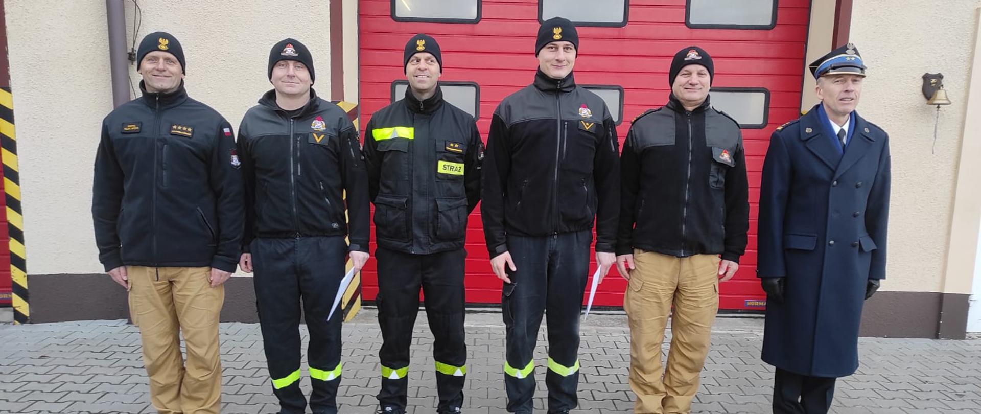 Zdjęcie przedstawia uroczysta zmiane słuzby oraz wreczenie awansów