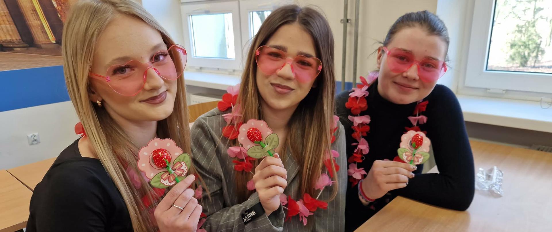 Uczennice klasy 2TWA podczas Dnia Kobiet