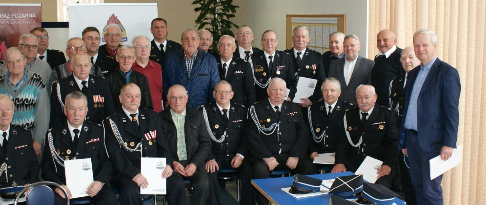 Widać kilku strażaków na zdjęciu grupowym