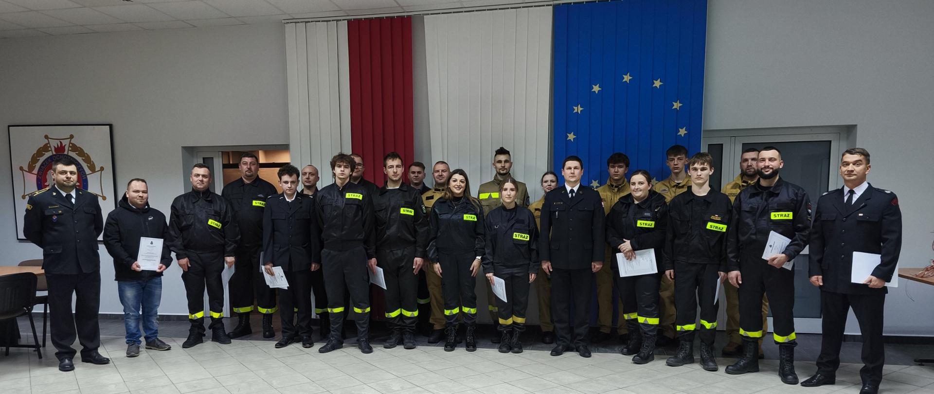 Zdjęcie grupowe uczestników szkolenia podstawowego OSP