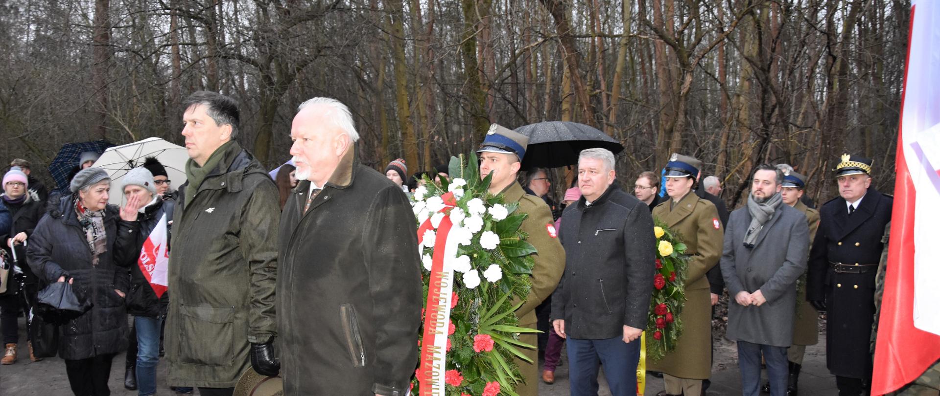 Wicewojewoda Mazowiecki Sylwester Dąbrowski składa wieniec.