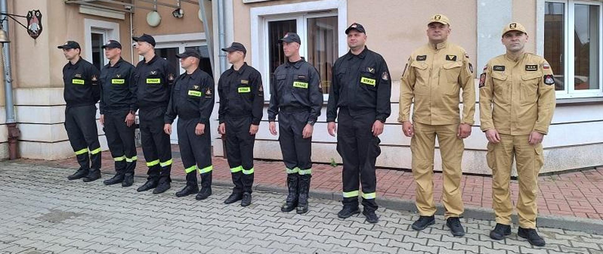 Na zdjęciu strażacy podczas uroczystej zbiórki