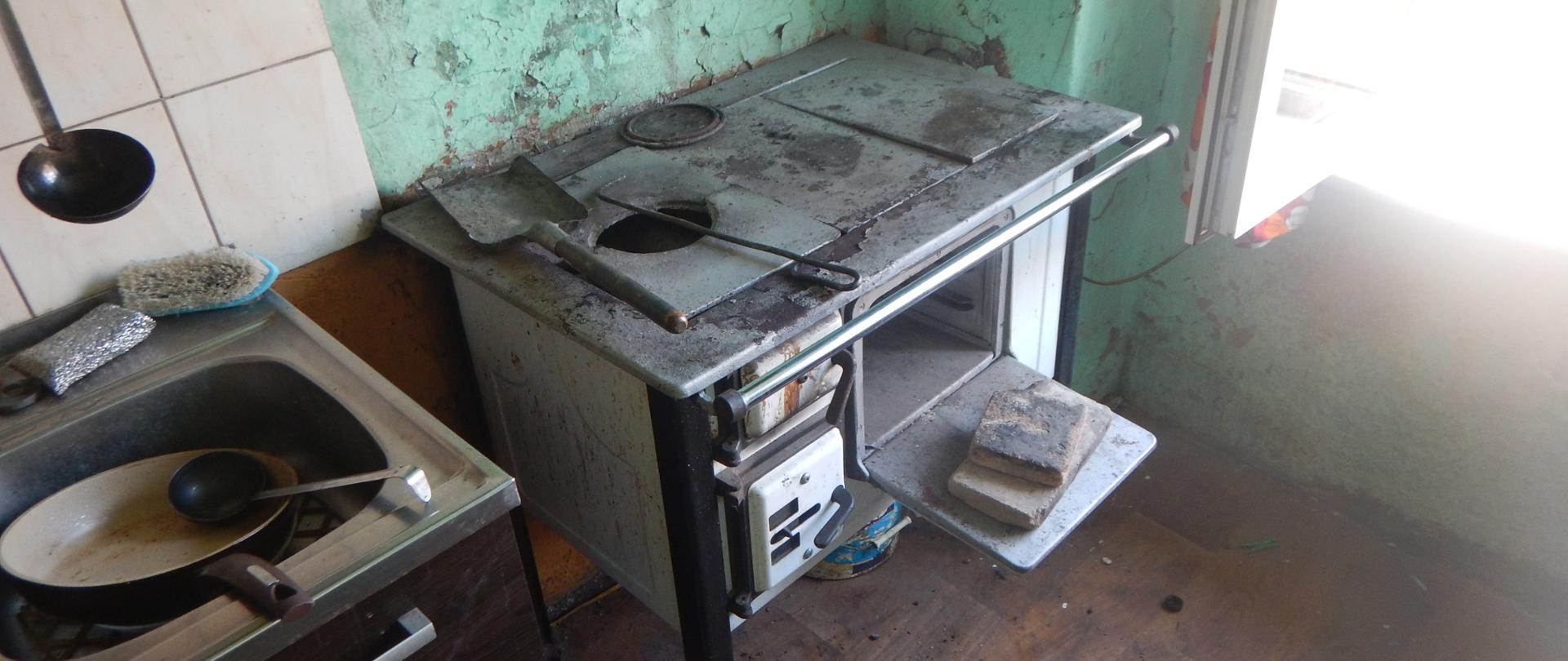 Zdjęcie przedstawia huchnie weglową w budynku mieszkalnym