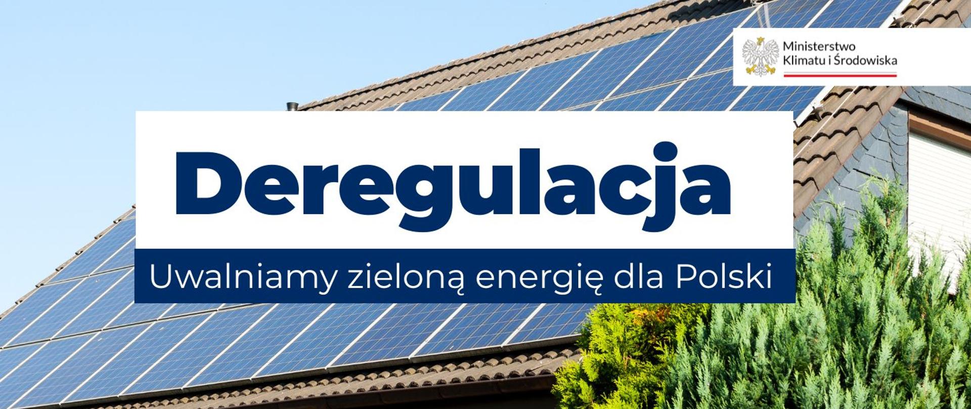 Grafika ilustracyjna do artykułu. Na środku napis: Deregulacja. Uwalniamy zieloną energię dla Polski. W prawym górnym rogu logotyp Ministerstwa Klimatu i Środowiska. W tle dach, na którym są panele fotowoltaiczne.