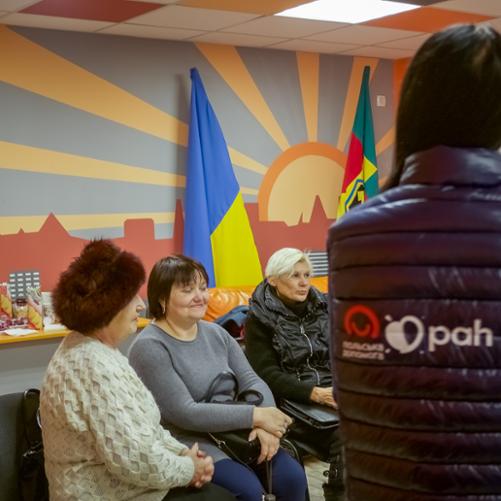 Rozmawiające kobiety siedzące w kółku 