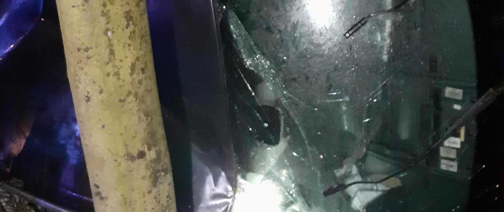 Zdjęcie przedstawia interwencję związaną z dachowaniem samochodu osobowego na DW 449. Na zdjęciu widać uszkodzony pojazd, który wskutek dachowania wypadł z jezdni i uderzył w drzewa na poboczu znajdującego się lasu.
Zdjęcie wykonane w porze nocnej na poboczu jezdni.