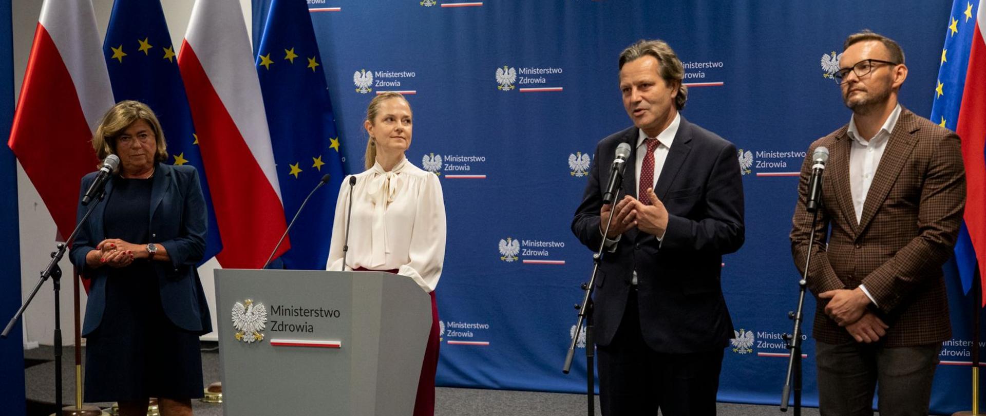 Na zdjęciu: wiceminister zdrowia Katarzyna Kęcka, prof. Janina Stępień, prof. Marek Gierlotka, dr Michał Miszczak