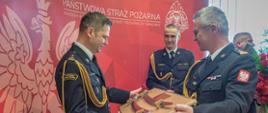 Na zdjęciu widoczny bryg. Maciej Wolański otrzymujący upominek od przedstawiciela funkcjonariuszy i pracowników cywilnych KM PSP w Tarnowie w osobie bryg. Andrzeja Szlęzaka.