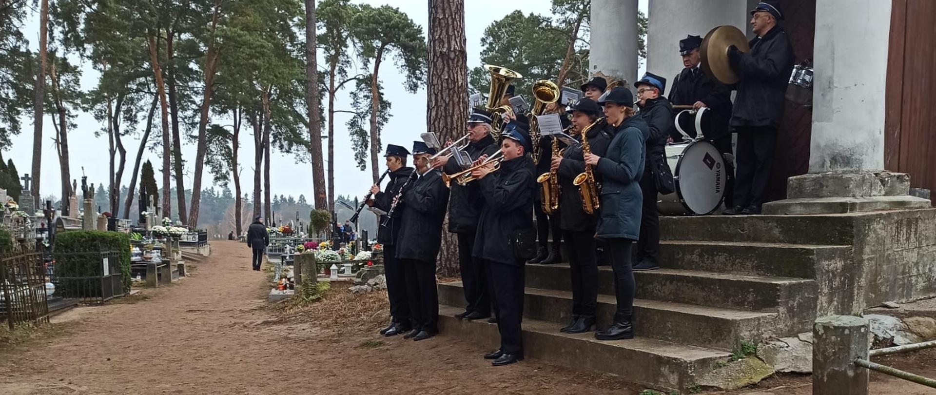 Uczczenie zmarłych strażaków, w dniu 1 listopada na cmentarzu w Sejnach
