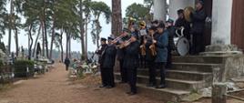 Uczczenie zmarłych strażaków, w dniu 1 listopada na cmentarzu w Sejnach
