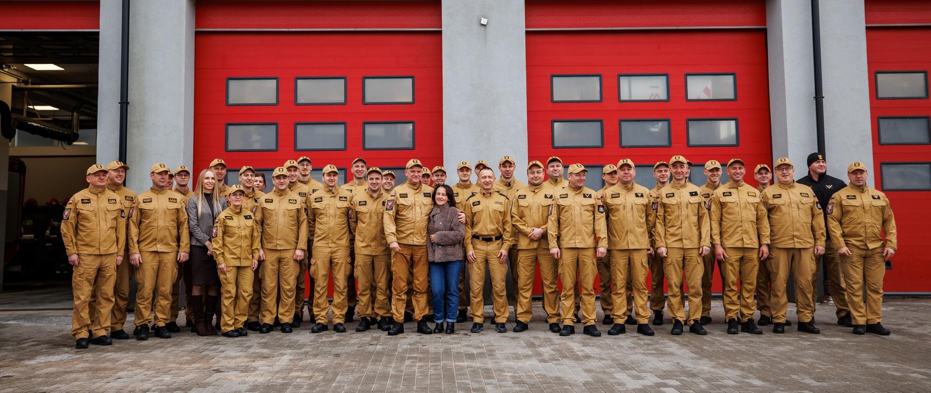 Cała załoga żegnająca Grześka