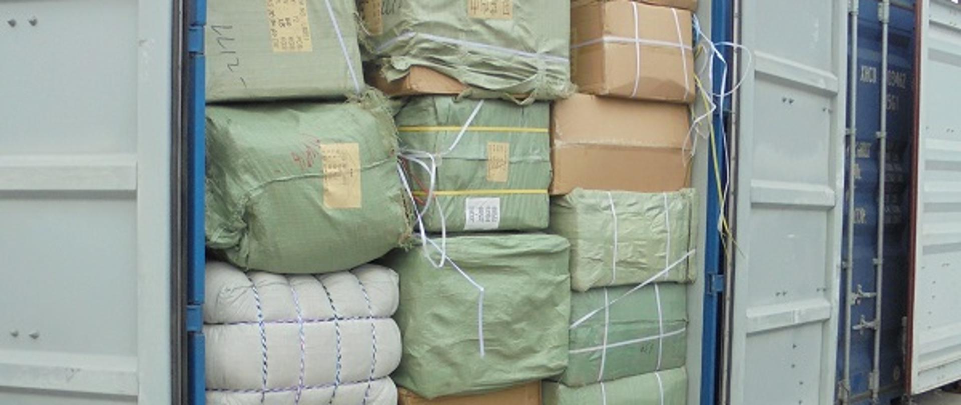 Otwarty kontener wypełniony paczkami.