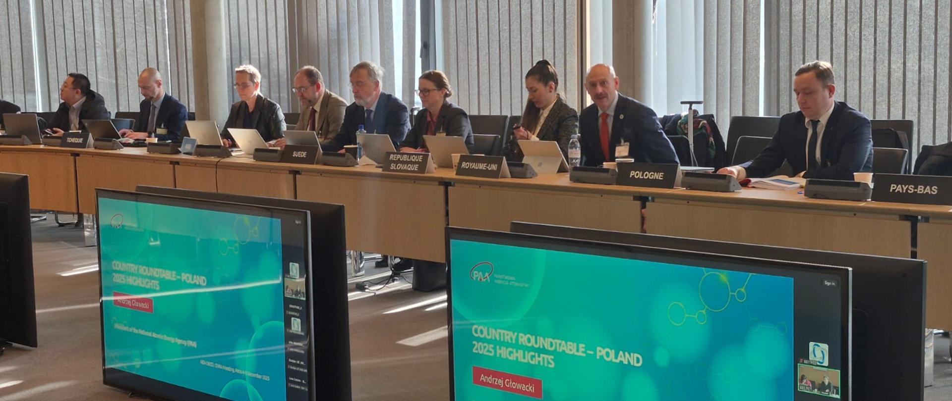 Na zdjęciu widoczna jest sala, a na niej Prezes PAA Andrzej Głowacki przygotowuje się do wystąpienia.