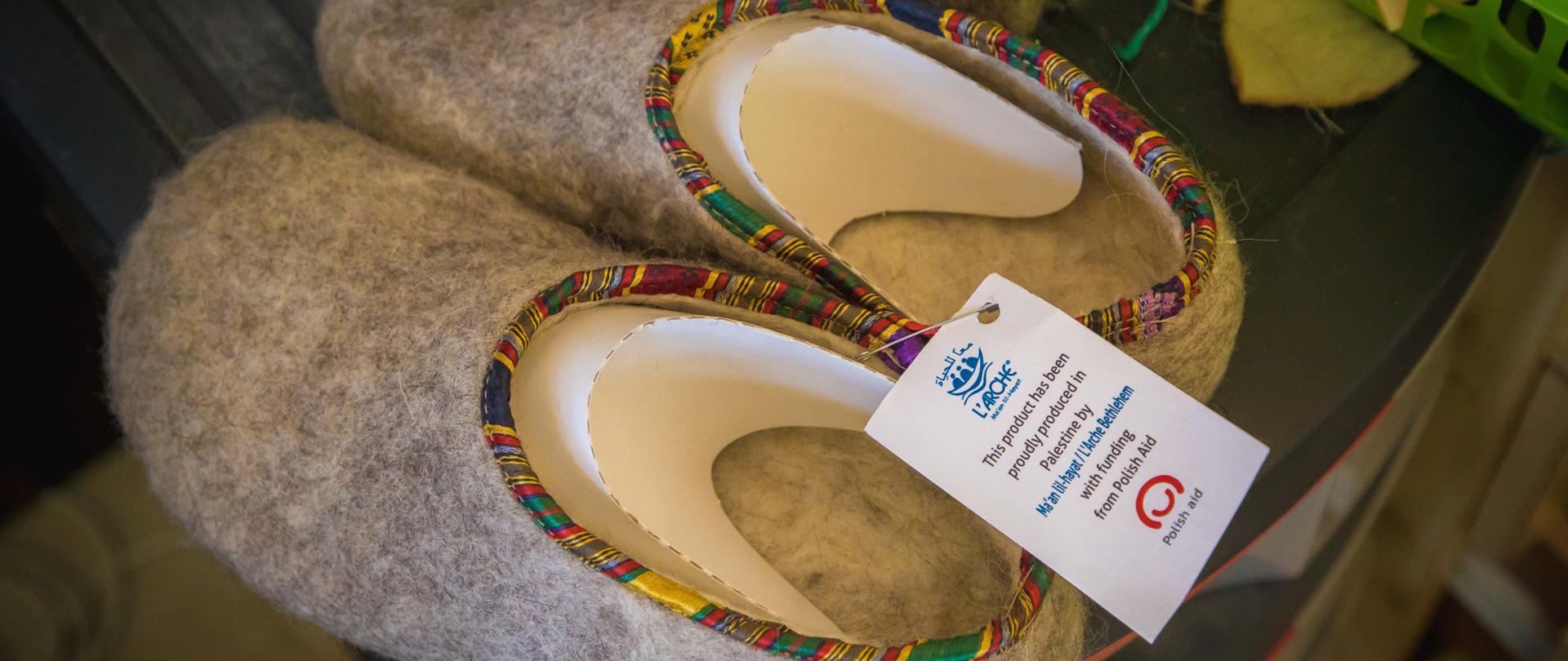 kapcie przygotowane przez podopiecznych ośrodka dla niepełnosprawnych