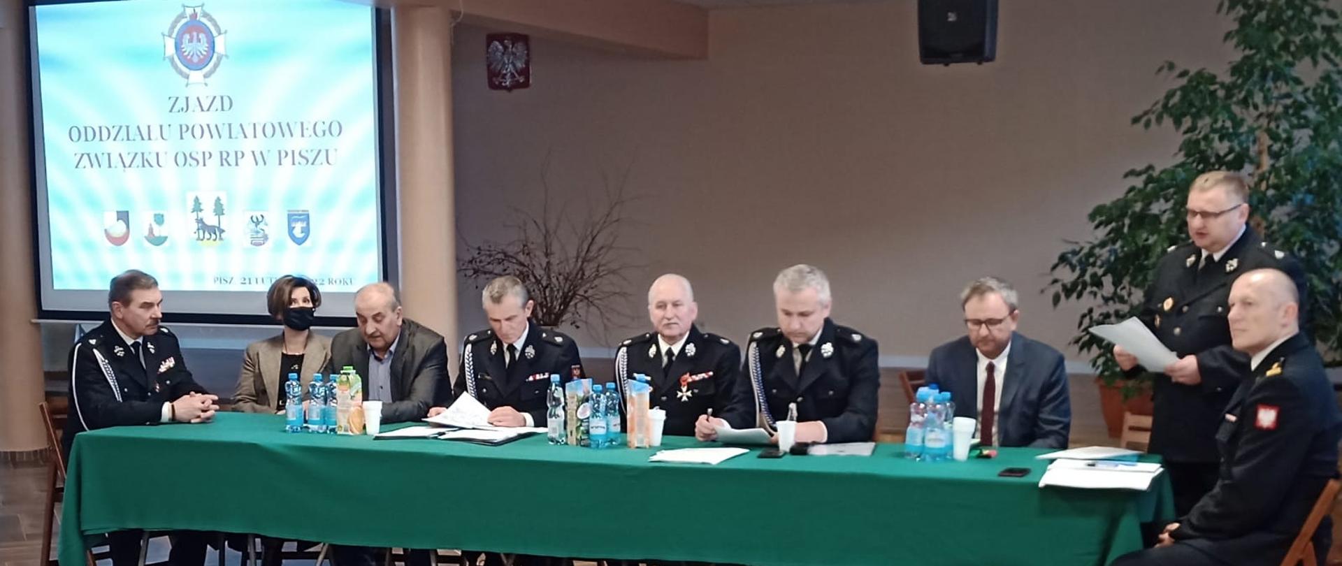 Obradujący strażacy