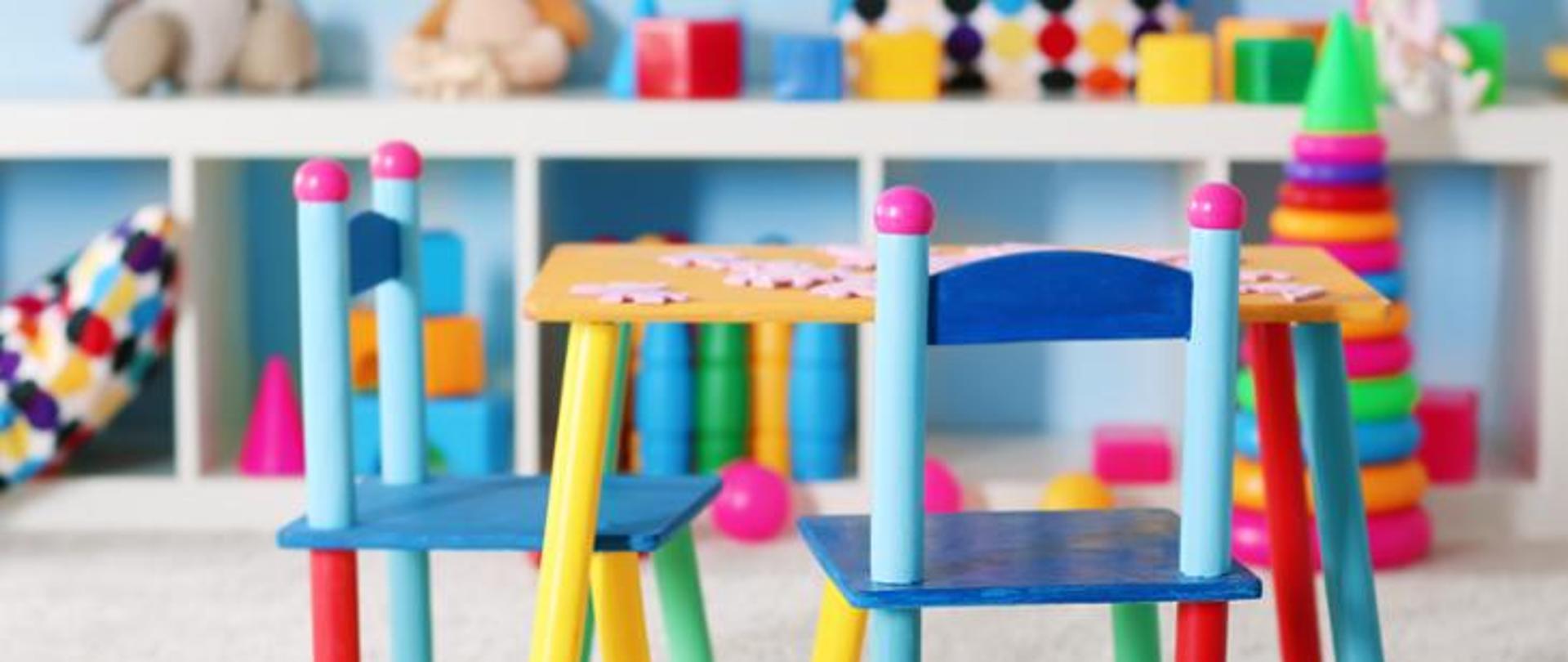 kolorowe krzesełka w przedszkolu