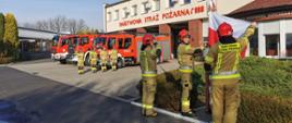 Na zdjęciu strażacy podnoszą flagę państwową na maszt z okazji Święta Niepodległości