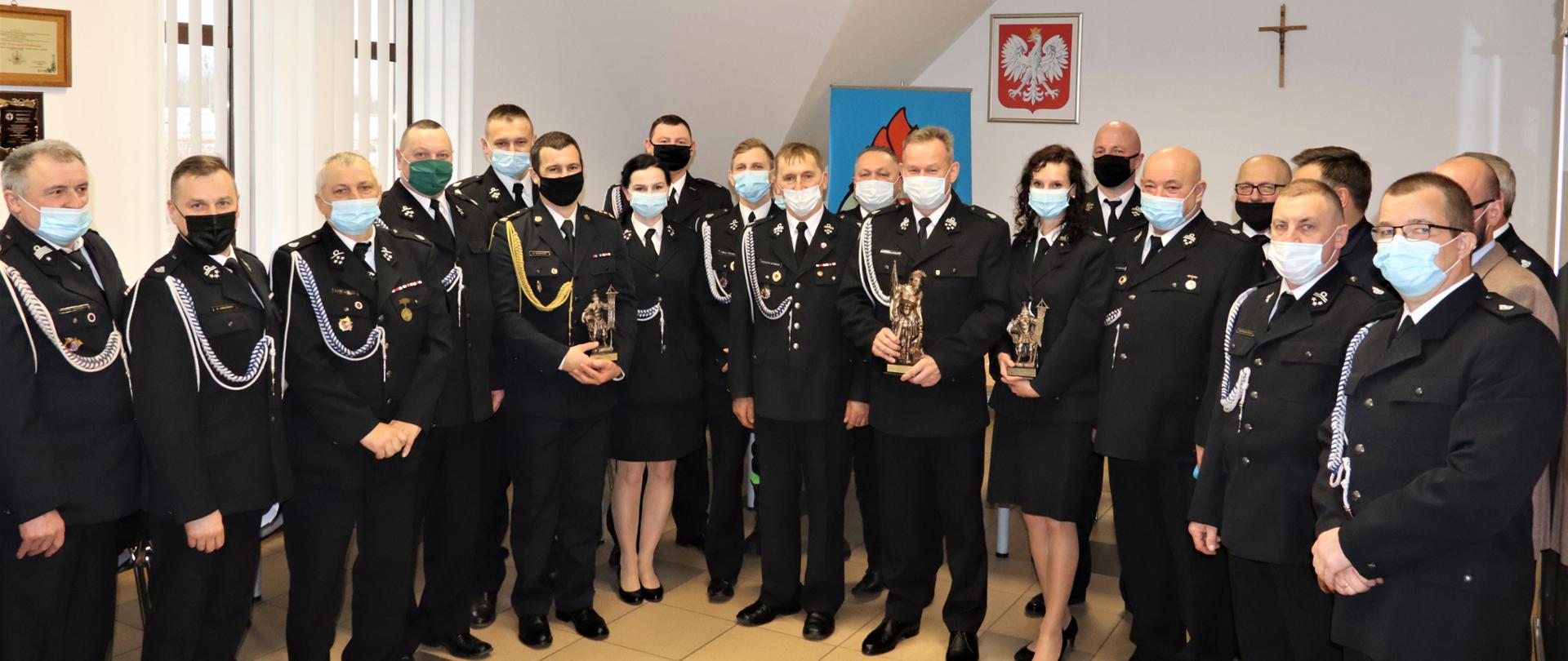 Zdjęcie przedstawia uczestników Zjazdu Oddziału Powiatowego Związku Ochotniczych Straży Pożarnych Rzeczypospolitej Polskiej w Gołdapi w siedzibie Komendy Powiatowej Państwowej Straży Pożarnej w Gołdapi