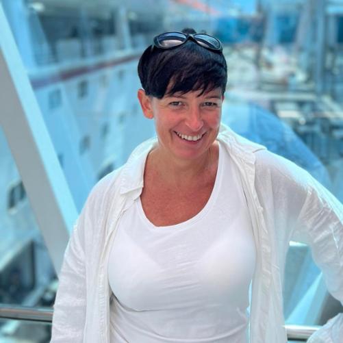 Małgorzata Pieniążek - Zawodowy muzyk - pianista z 30-letnim doświadczeniem, absolwentka Akademii Muzycznej im. Karola Lipińskiego we Wrocławiu w klasie fortepianu prof. Grzegorza Kurzyńskiego i klasie kameralistyki fortepianowej w klasie prof. dr hab. Alicji Faryniarz (instrumentalistyka, specjalność fortepian). Nauczyciel w PSM I i II stopnia w Wadowicach oraz w Bielsku.
