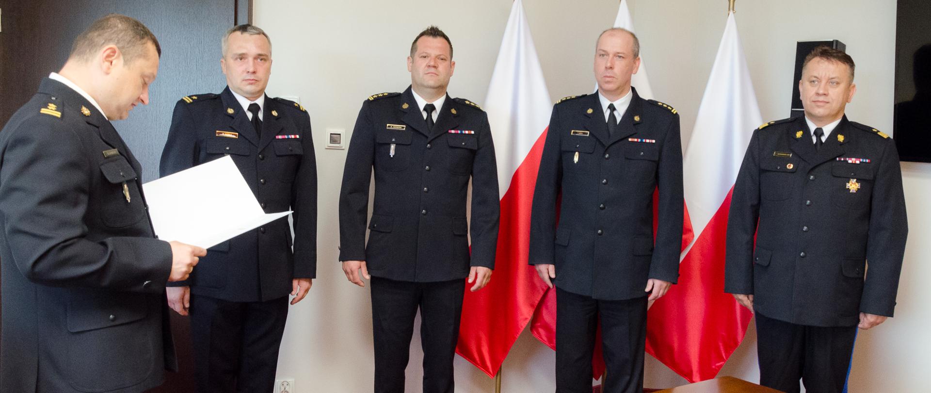 Na zdjęciu Mazowiecki Komendant Wojewódzki PSP w Warszawie, jego zastępca, Komendant Powiatowy PSP w Otwocku st. bryg. Tomasz Król oraz zastępca Komendanta Powiatowego PSP w Otwocku, podczas uroczystego wręczenia aktu mianowania.