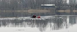 Na zdjęciu widoczny akwen wodny. Na wodzie dwóch strażaków podczas warsztatów ratownictwa lodowego