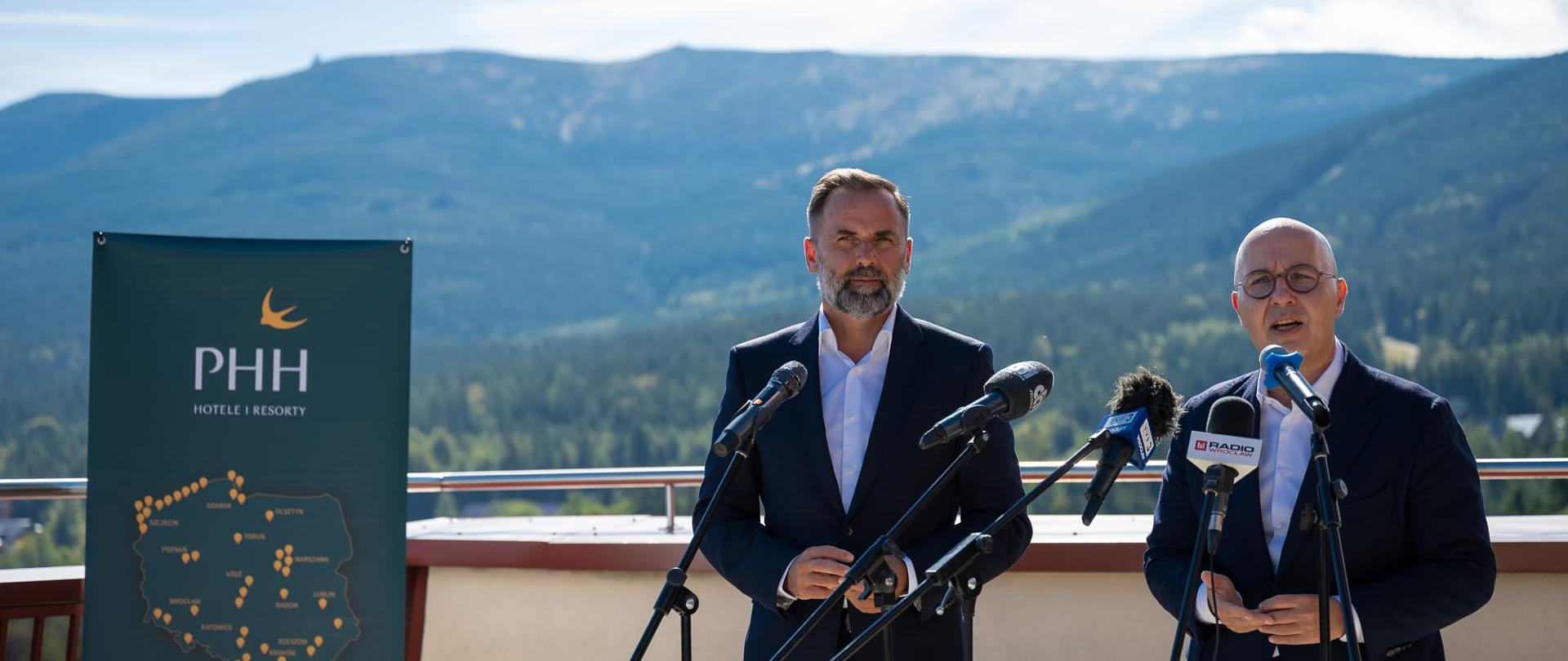 Wiceminister Robert Kropiwnicki o inwestycjach Polskiego Holdingu Hotelowego na konferencji prasowej.