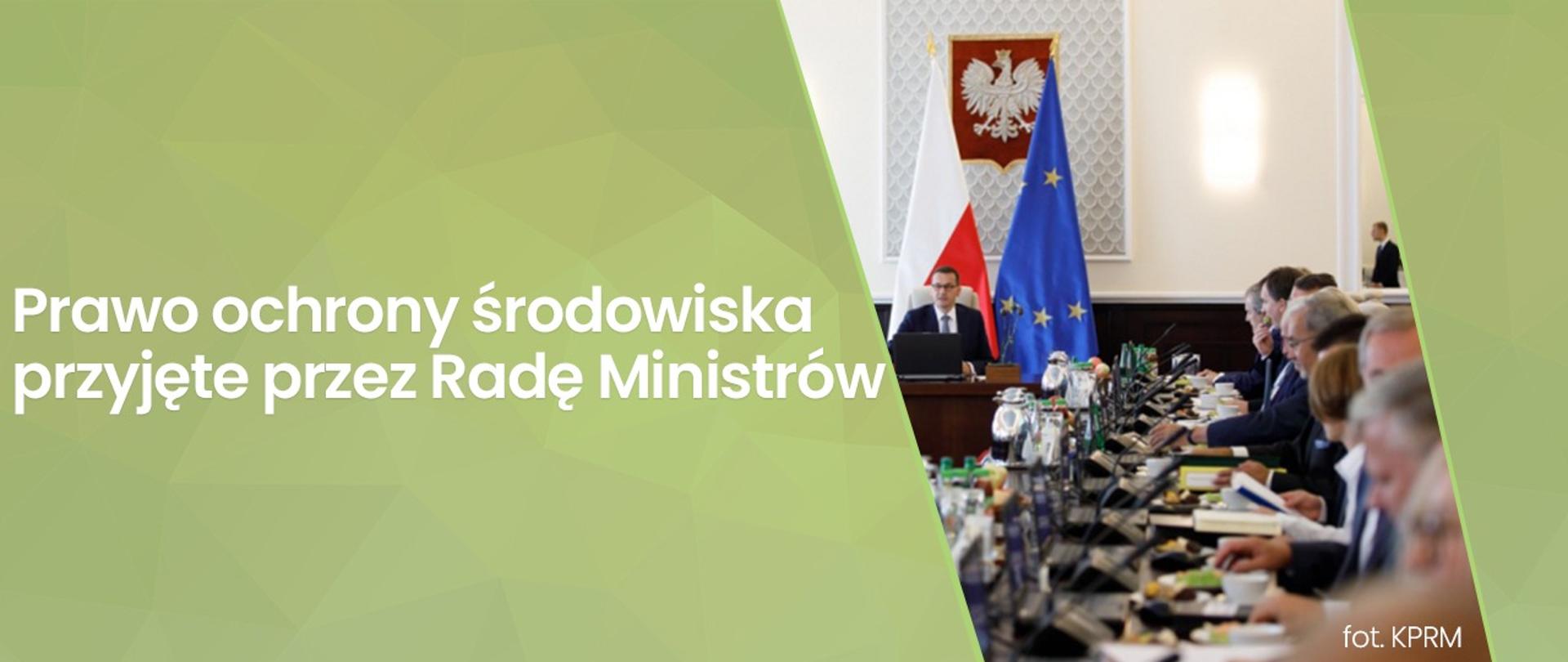 Zdjęcie z posiedzenia Rady Ministrów z tekstem "Prawo ochrony środowiska przyjęte przez Radę Ministrów" na zielonym tle.