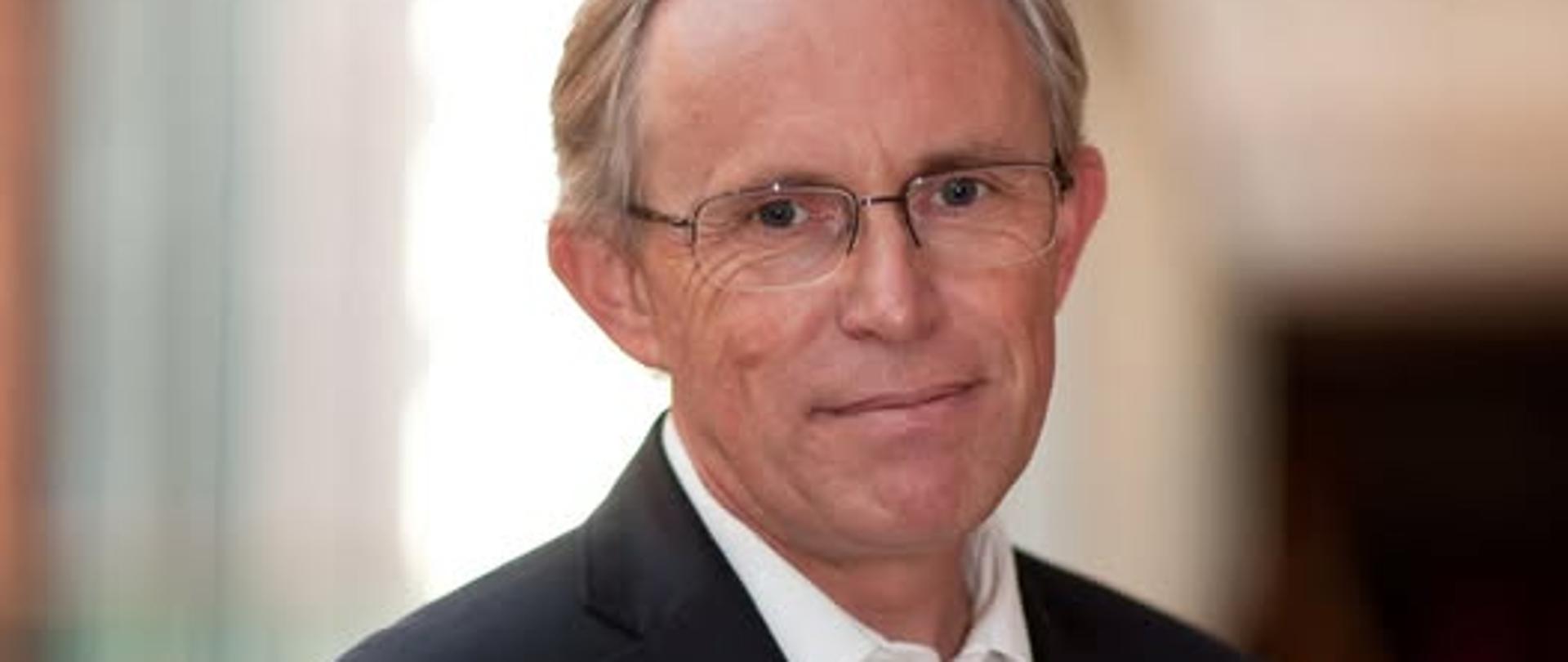 prof. dr hab. Miczka Tomasz - obój - Akademia Muzyczna im. Karola Szymanowskiego w Katowicach, Ukończył studia w Akademii Muzycznej im. Karola Szymanowskiego w Katowicach w klasie oboju prof. Edwarda Mandery, oraz w klasie kameralnej prof. Andrzeja Janickiego. Z chwilą ukończenia studiów podjął pracę jako oboista ówczesnej Wielkiej Orkiestry Symfonicznej Polskiego Radia i Telewizji. Jako członek orkiestry koncertował w wielu krajach Europy, Azji, obu Ameryk. Grał pod batutą takich dyrygentów jak: Leonard Bernstein, Gabriel Chmura, Jan Krenz, Kurt Masur, Krzysztof Penderecki czy Antoni Wit. Obok pracy muzyka orkiestrowego koncertuje również jako solista i kameralista, mając na swym koncie liczne nagrania płytowe (Philips, Naxos, DUX) i archiwalne dla Polskiego Radia. Członek pierwotnie tria stroikowego WOSPR, a obecnie kwintetu dętego NOSPR.