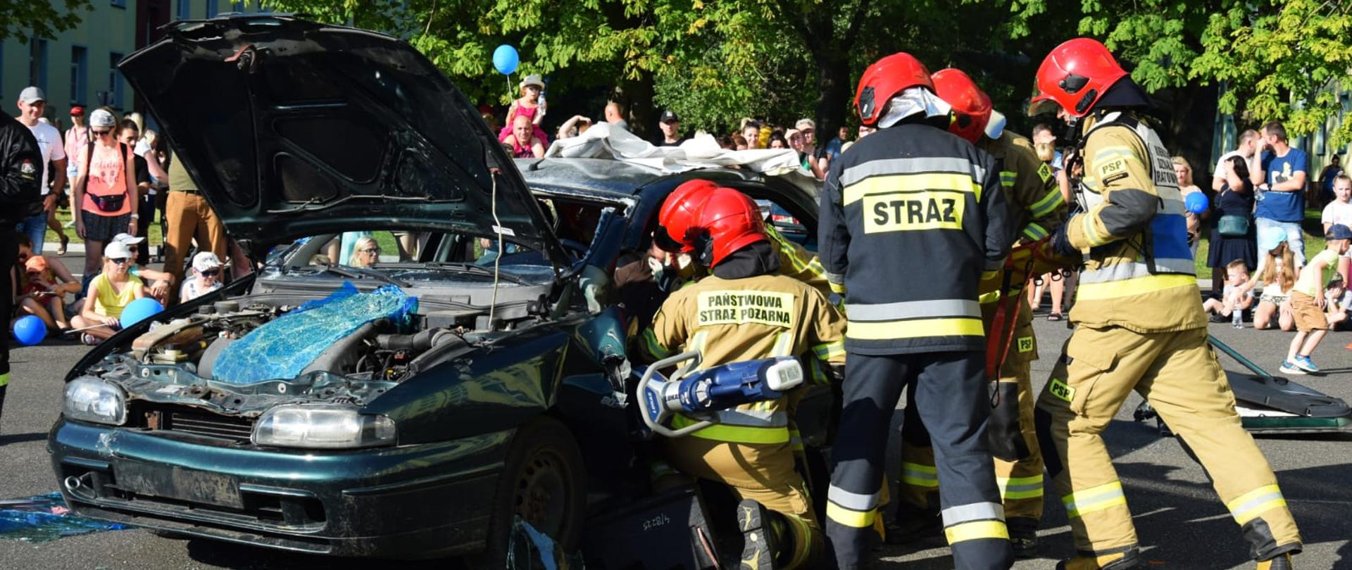 Pokazy strażaków na pikniku w mundurze na terenie CSSP w Koszalinie