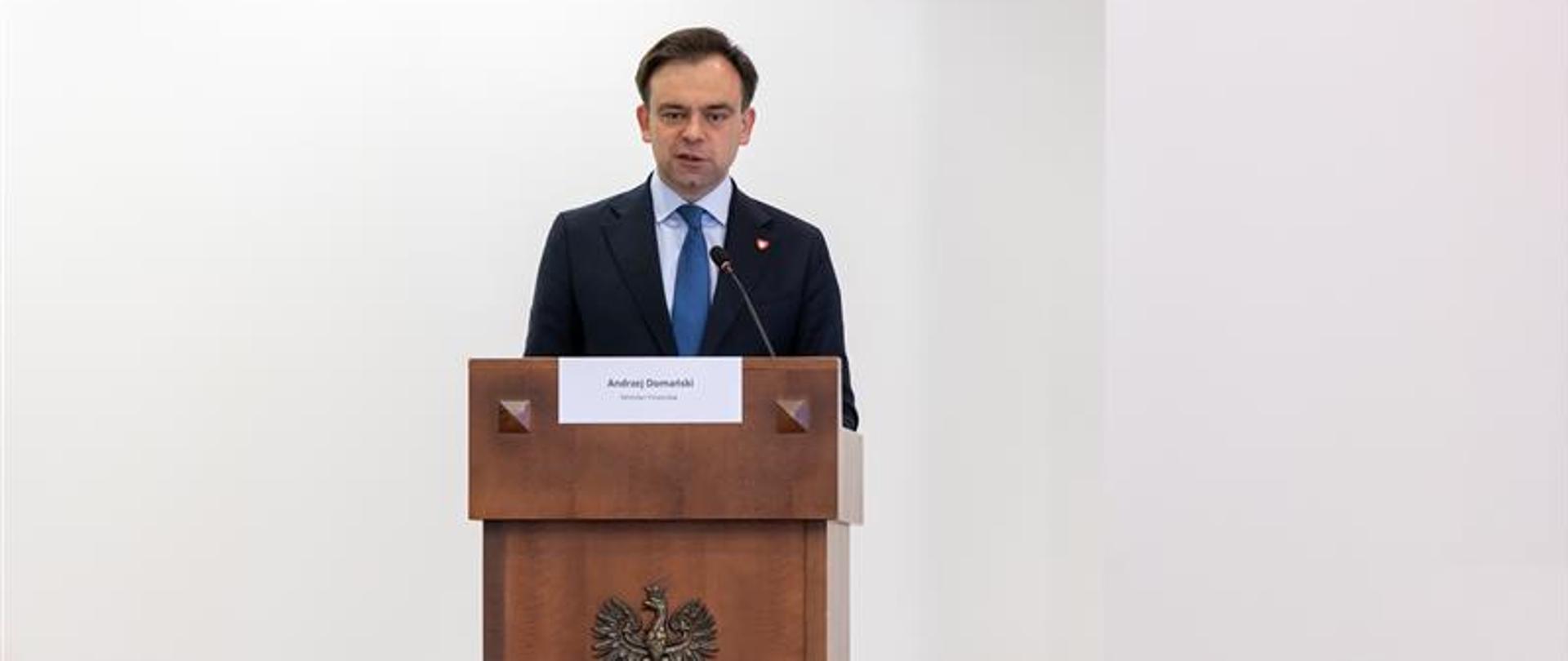 Minister Domański przemawia podczas posiedzenia Międzyresortowego Zespołu do Spraw Przeciwdziałania Szarej Strefie