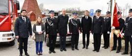 zdjęcie przedstawia osoby przekazujące samochód dla OSP Bielsko