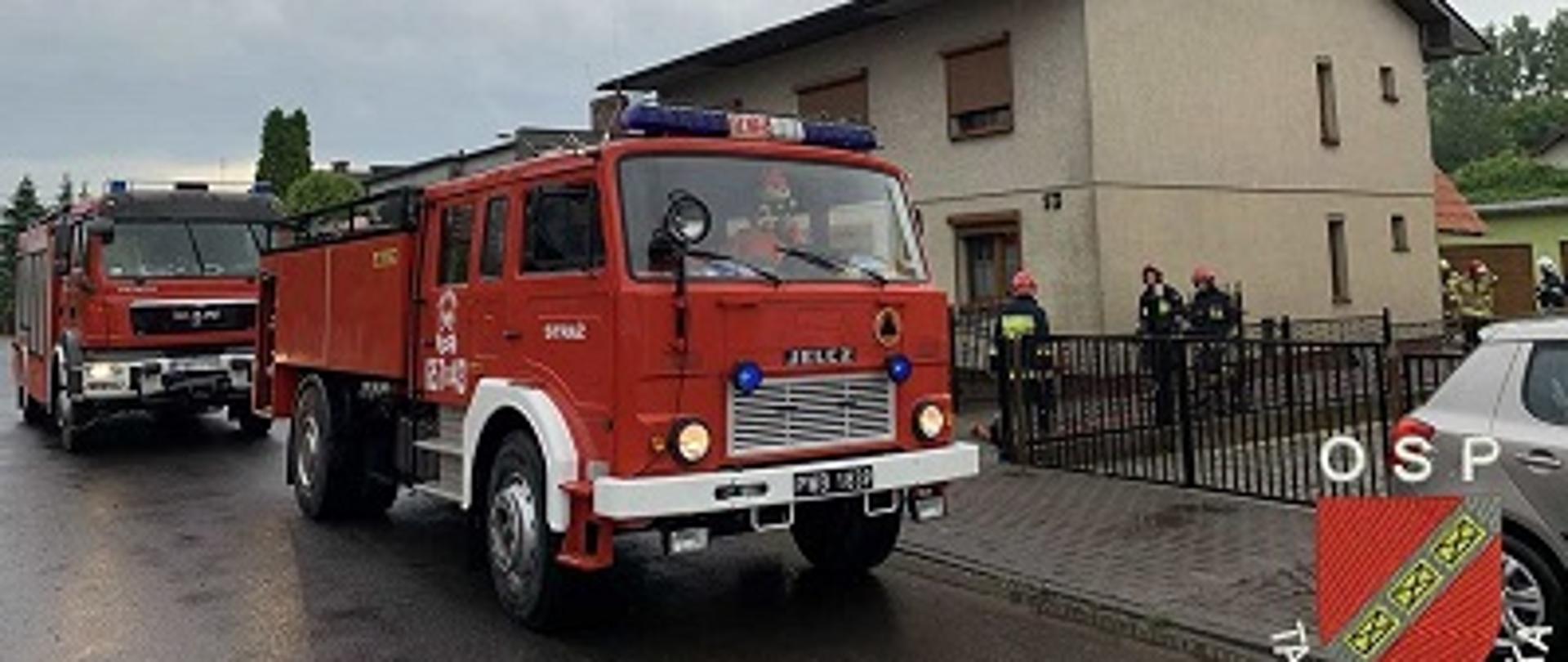 Zalana ulica, dwa wozy bojowe na tle budynków mieszklanych