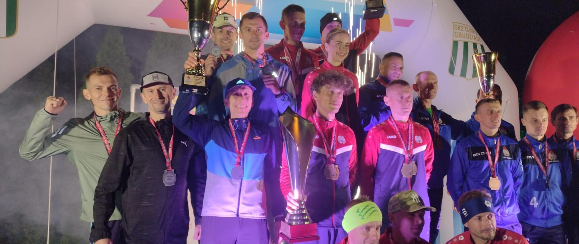 Reprezentacja województwa świętokrzyskiego z asp. Arturem Karaskiem w składzie wicemistrzem Polski w biegu na 10 km