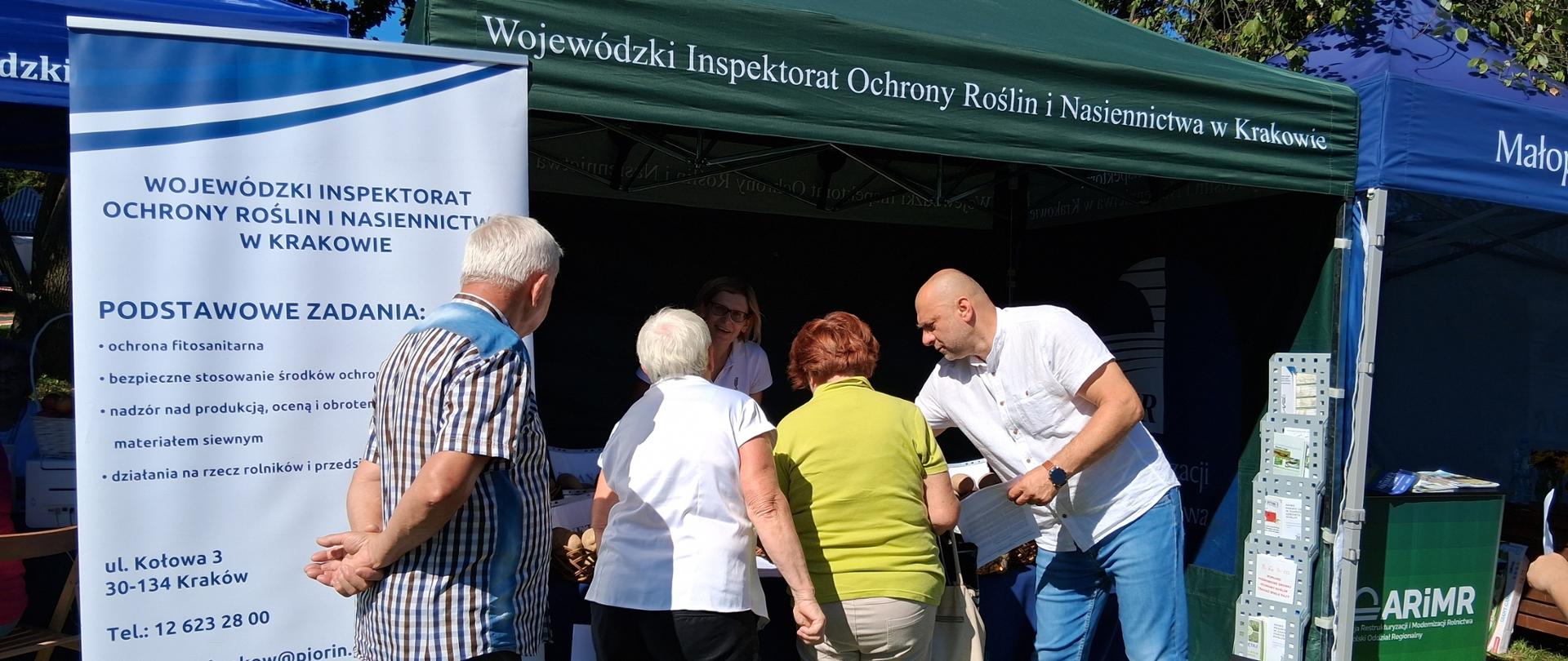 Grupa osób odwiedzających stoisko Wojewódzkiego Inspektoratu Ochrony Roślin i Nasiennictwa w Krakowie