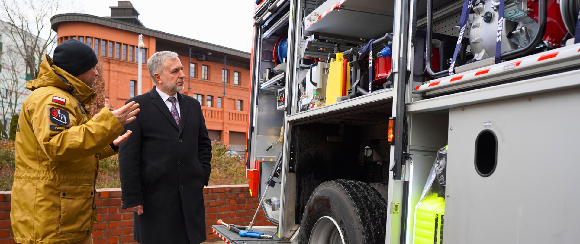Wizyta Marszałka Województwa Wielkopolskiego i prezentacja nowego samochodu ratowniczo-gaśniczego dla ośrodka szkolenia wielkopolskiej komendy wojewódzkiej PSP