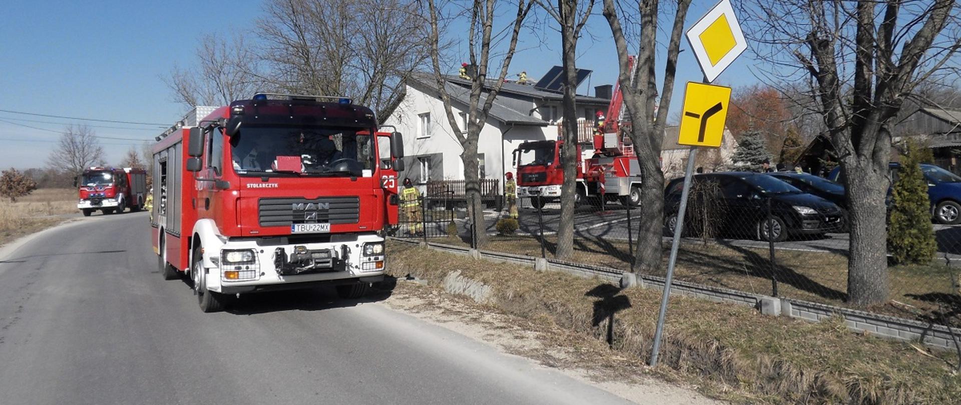 Samochody pożarnicze stojące przed posesją na której wybuchł pożar 
