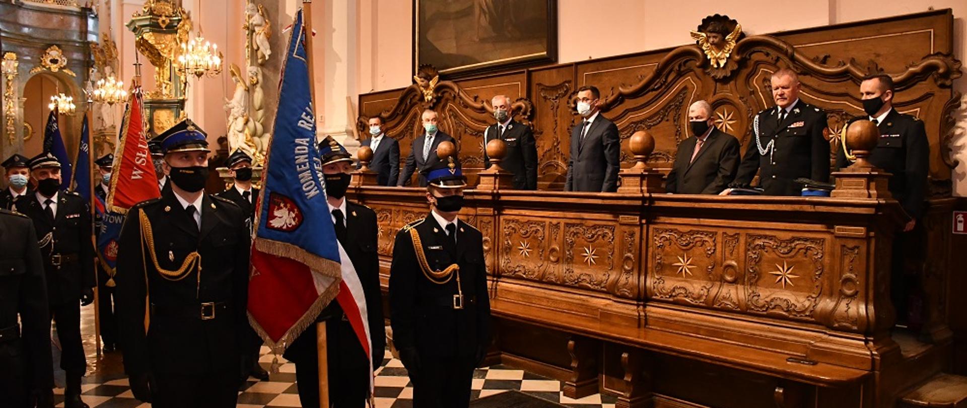 Poczty sztandarowe oraz uczestnicy Mszy św.