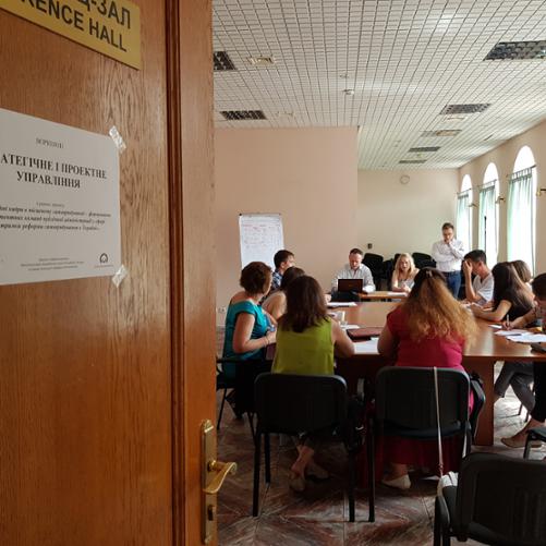 grupa osób siedzi przy stole