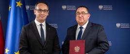 Minister infrastruktury Dariusz Klimczak oraz Janusz Bohatkiewicz podczas wręczenia nominacji na stanowisko dyrektora Instytutu Badawczego Dróg i Mostów