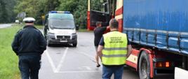 Inspektorzy sprawdzający samochód ciężarowy 
