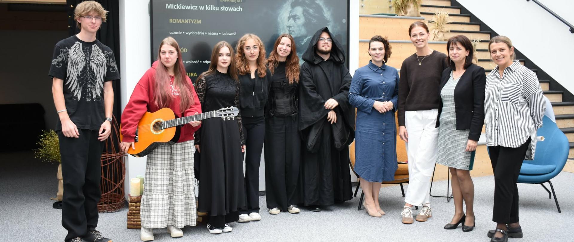 Grupowe zdjęcie osób biorących udział w narodowym czytaniu